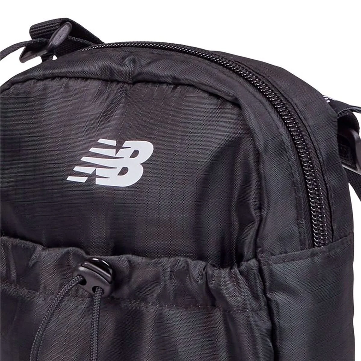Axelväska New Balance Essential Sling, svart, unisex - Bild 5