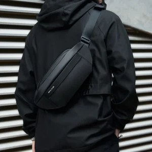 Crossbody väska i vattentåligt material, flera fack